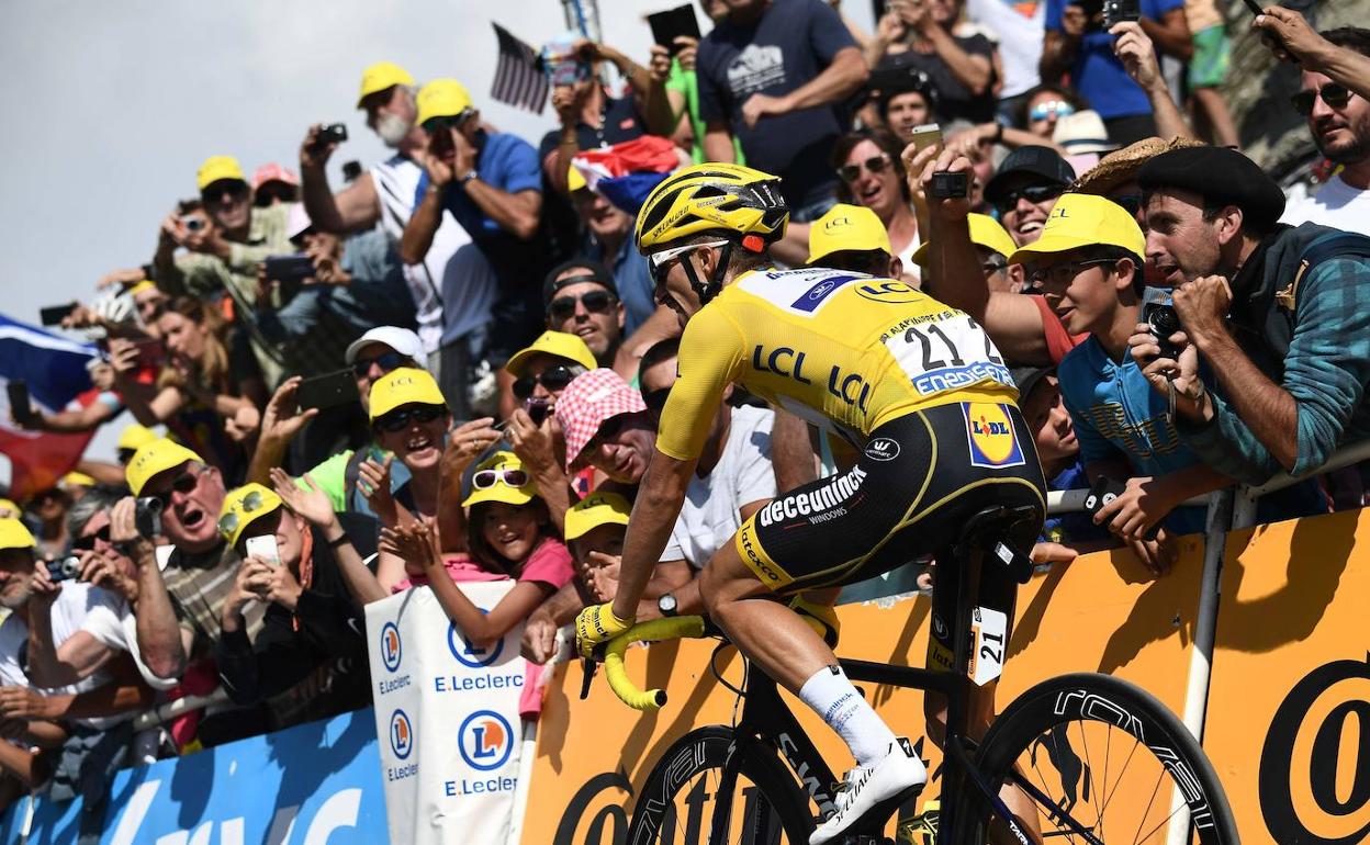 Julian Alaphilippe alcanza la cima del Tourmalet admirado por unos aficionados que le idolatran. :