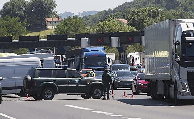 Un control de la Guardia Civil, hace unos días en el paso fronterizo de Biriatou. 