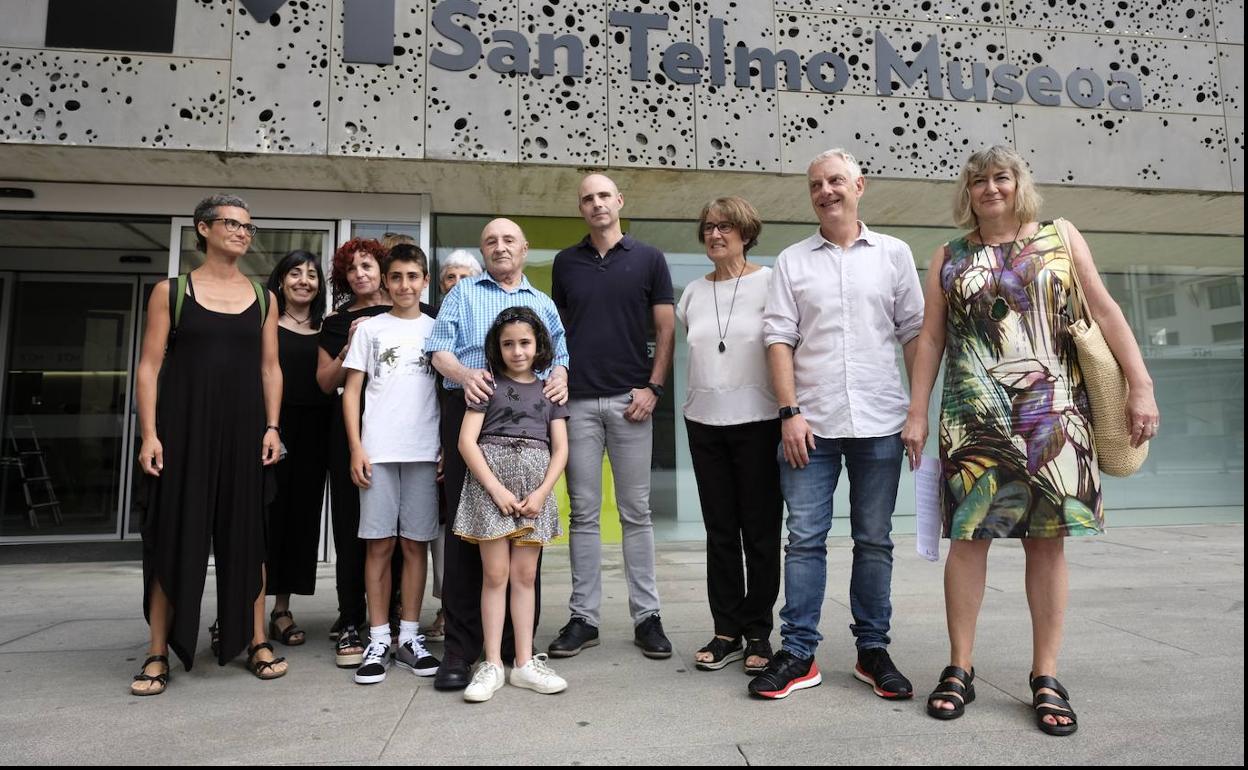 Antton Elizegi, en el centro, posa ante el Museo San Telmo acompañado por su familia y, a la izquierda de la misma, Susana Soto, Jaime Otamendi y María José Aranzasti.