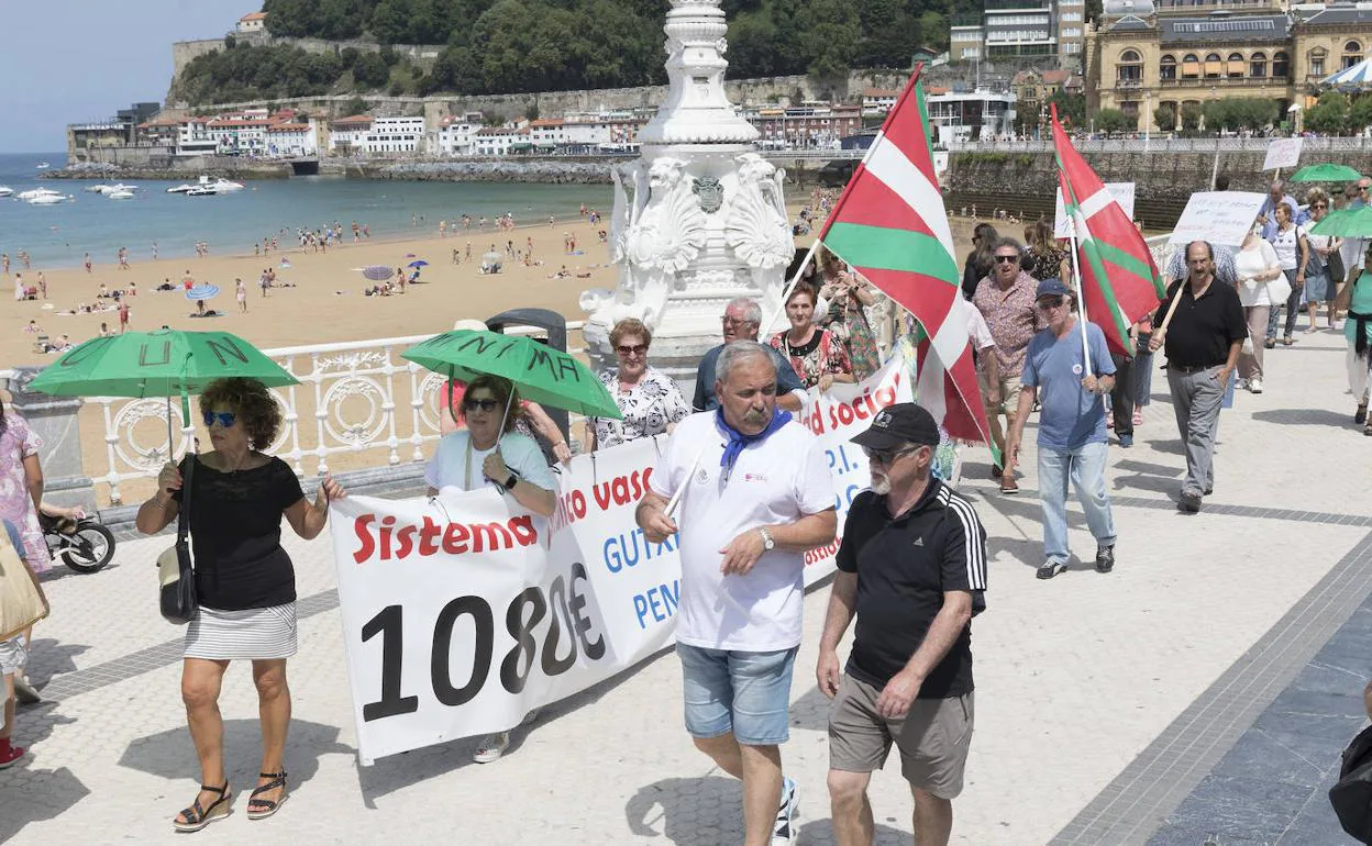 Los pensionistas de Alderdi Eder se han manifestadi por el Paseo de La Concha.