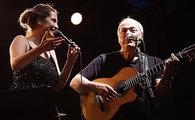 Sílvia Pérez Cruz, junto a Toquinho, ayer en la plaza de la Trinidad durante el concierto que clausuró la 54 edición del Jazzaldia. 