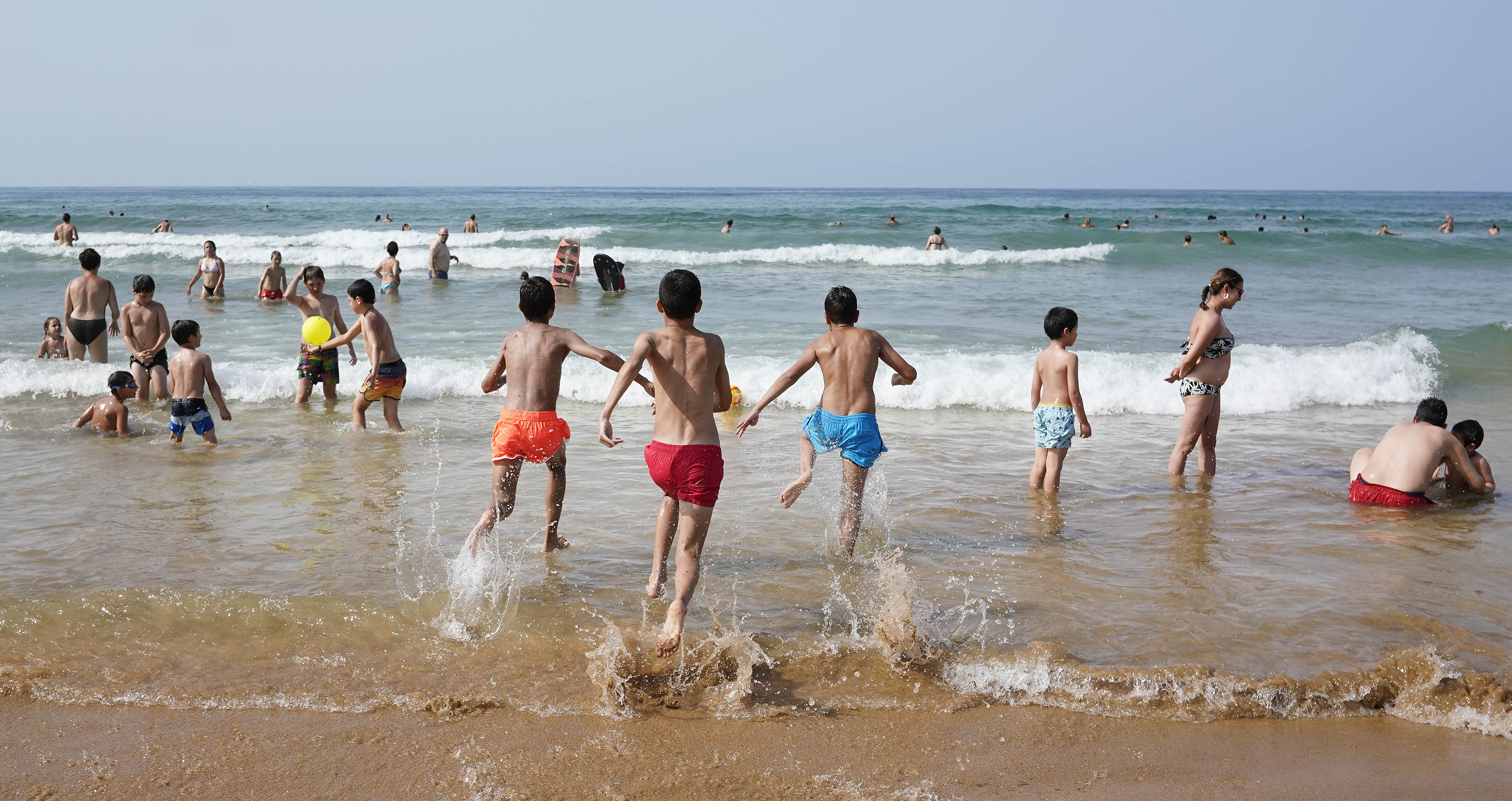 Darse un chapuzón en la playa es una buena opción para paliar el calor