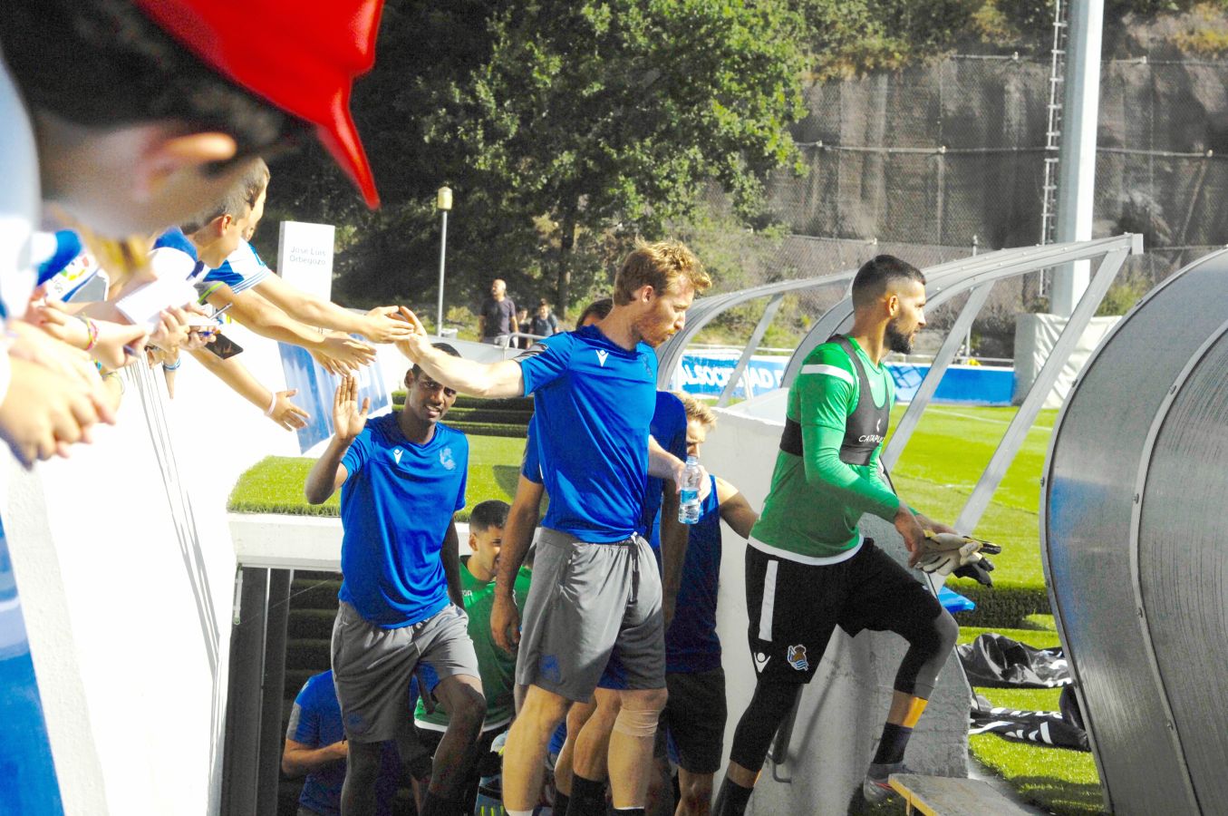 Una sesión que ha durado poco más de una hora bajo un sol de justicia y una temperatura que ha sobrepasado los 30° C. Las novedades de la sesión de trabajo han sido la presencia de Roberto López y la ausencia de Aritz Elustondo.