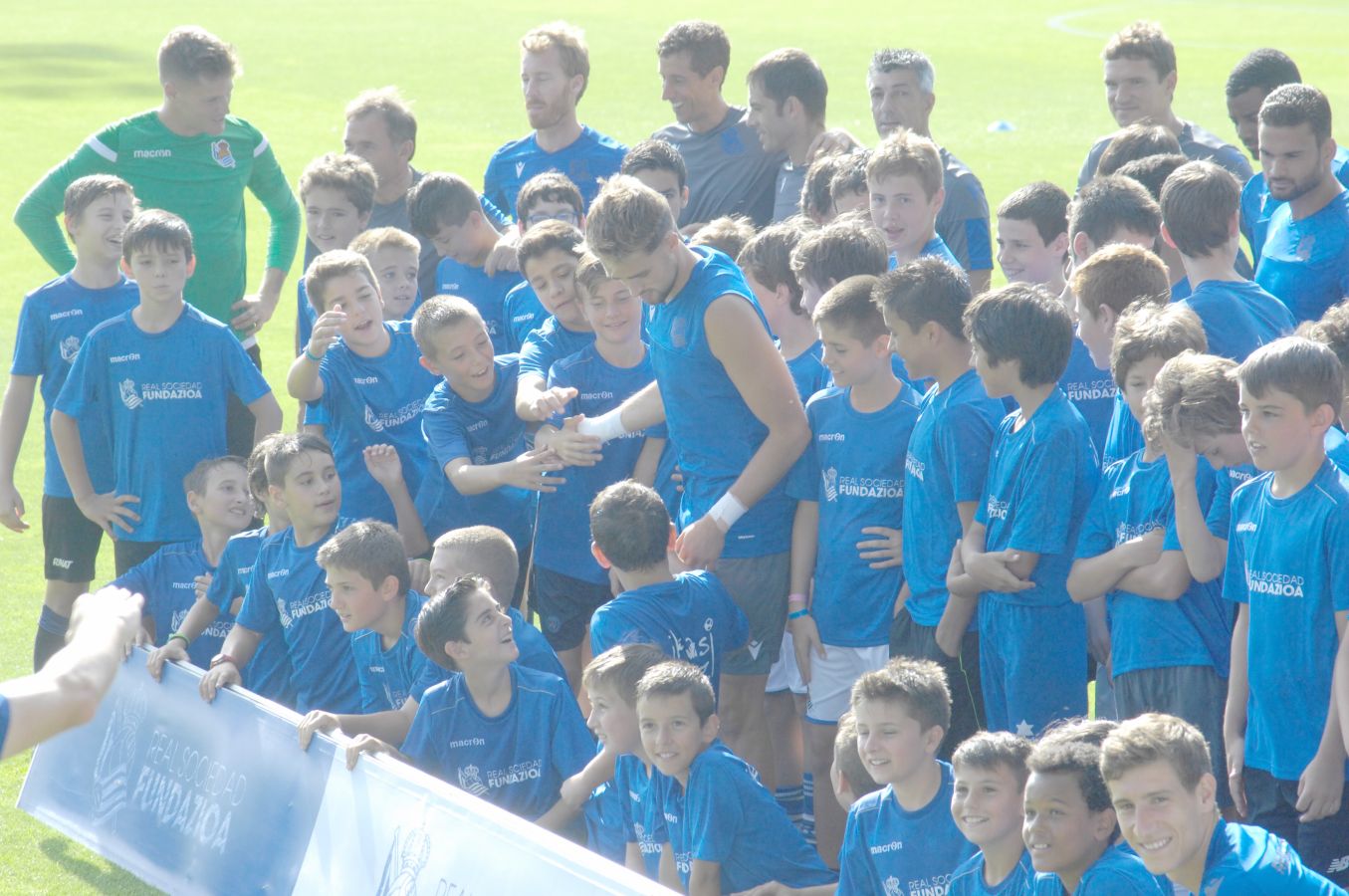 Una sesión que ha durado poco más de una hora bajo un sol de justicia y una temperatura que ha sobrepasado los 30° C. Las novedades de la sesión de trabajo han sido la presencia de Roberto López y la ausencia de Aritz Elustondo.