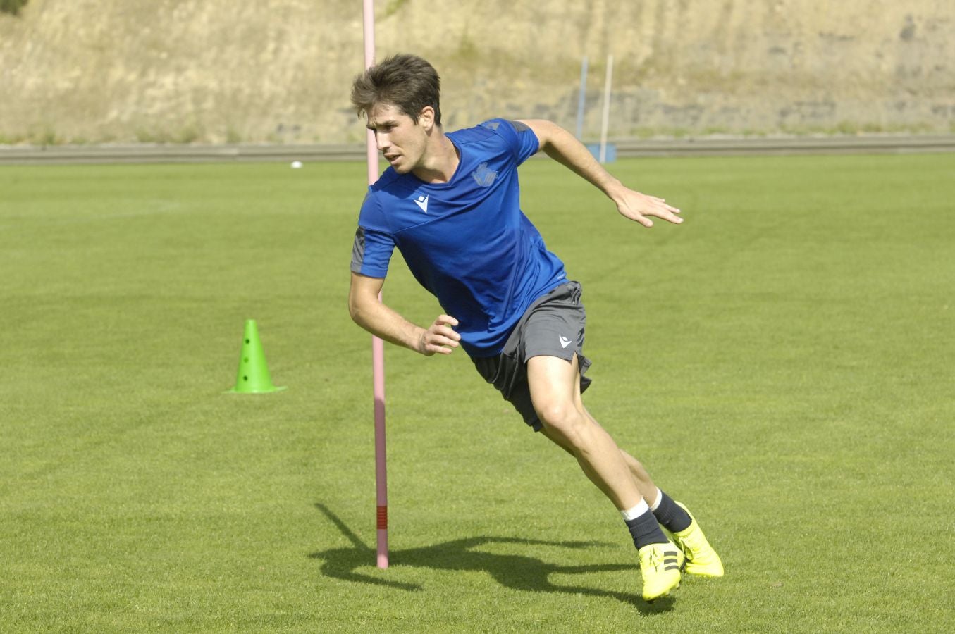 Una sesión que ha durado poco más de una hora bajo un sol de justicia y una temperatura que ha sobrepasado los 30° C. Las novedades de la sesión de trabajo han sido la presencia de Roberto López y la ausencia de Aritz Elustondo.