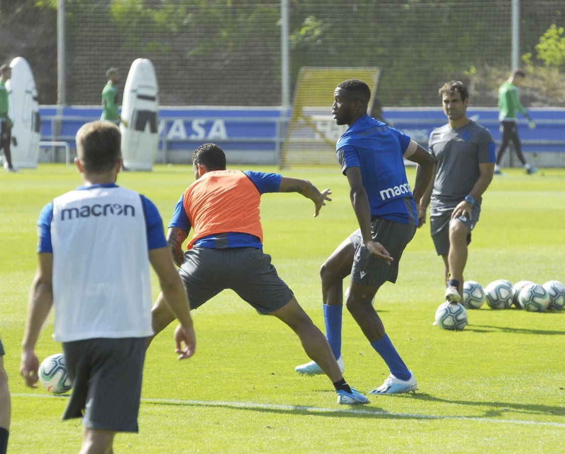 Una sesión que ha durado poco más de una hora bajo un sol de justicia y una temperatura que ha sobrepasado los 30° C. Las novedades de la sesión de trabajo han sido la presencia de Roberto López y la ausencia de Aritz Elustondo.