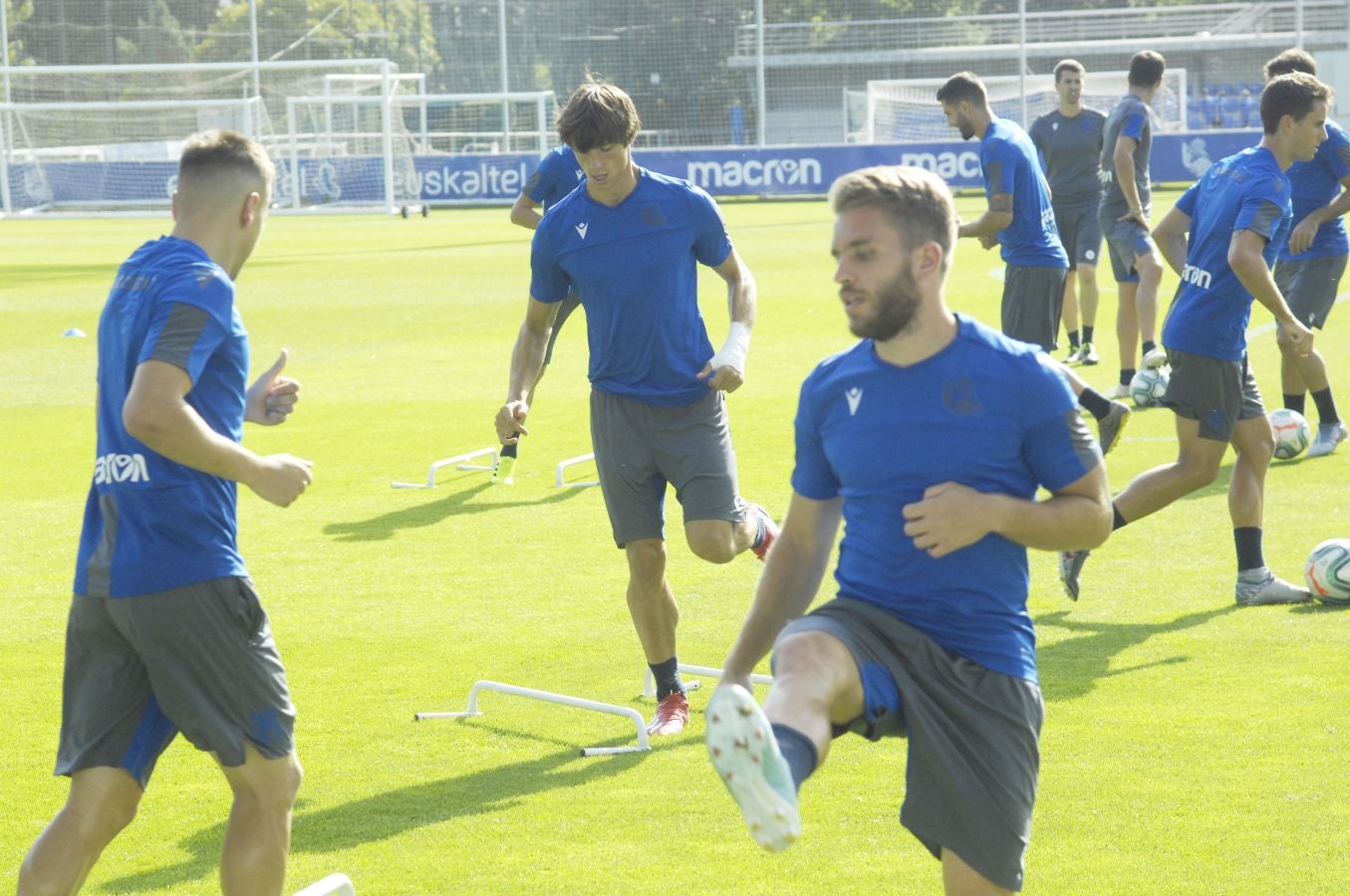 Una sesión que ha durado poco más de una hora bajo un sol de justicia y una temperatura que ha sobrepasado los 30° C. Las novedades de la sesión de trabajo han sido la presencia de Roberto López y la ausencia de Aritz Elustondo.