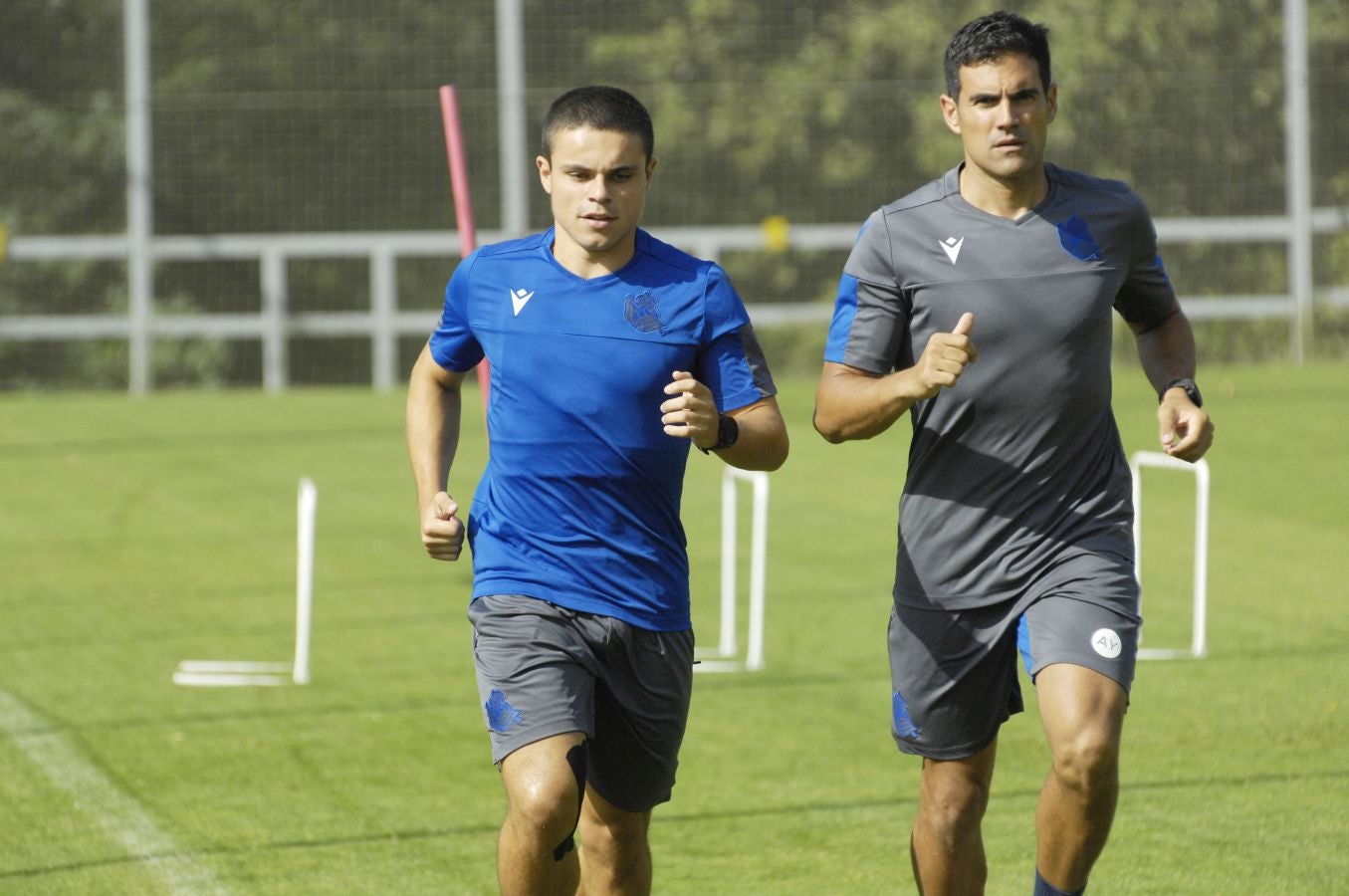 Una sesión que ha durado poco más de una hora bajo un sol de justicia y una temperatura que ha sobrepasado los 30° C. Las novedades de la sesión de trabajo han sido la presencia de Roberto López y la ausencia de Aritz Elustondo.