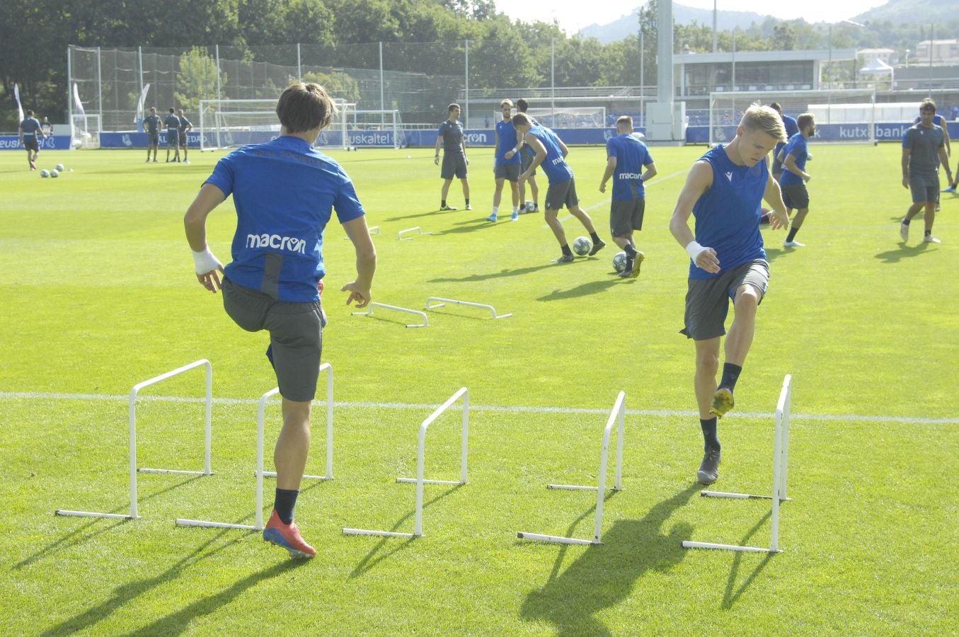Una sesión que ha durado poco más de una hora bajo un sol de justicia y una temperatura que ha sobrepasado los 30° C. Las novedades de la sesión de trabajo han sido la presencia de Roberto López y la ausencia de Aritz Elustondo.