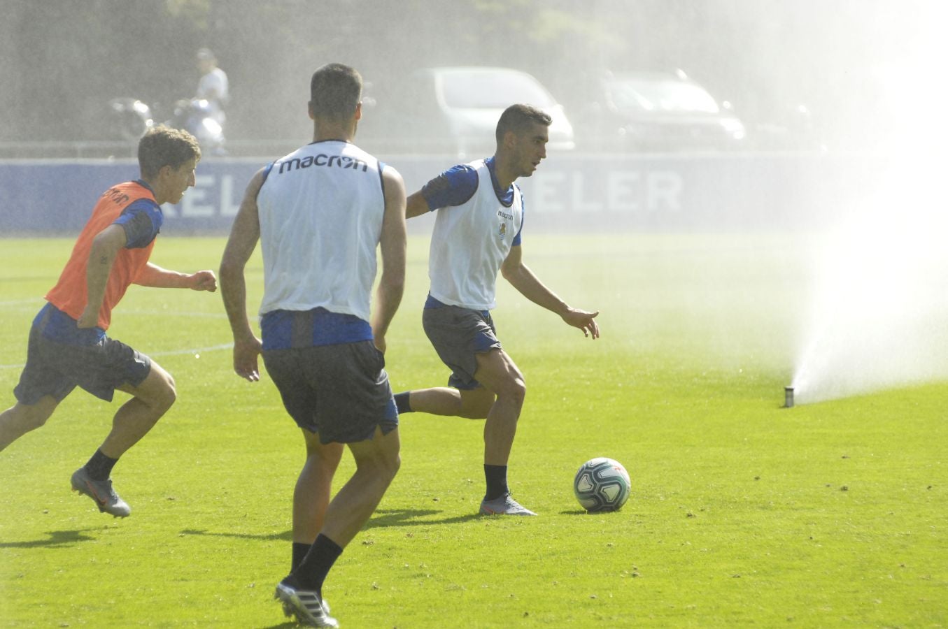 Una sesión que ha durado poco más de una hora bajo un sol de justicia y una temperatura que ha sobrepasado los 30° C. Las novedades de la sesión de trabajo han sido la presencia de Roberto López y la ausencia de Aritz Elustondo.