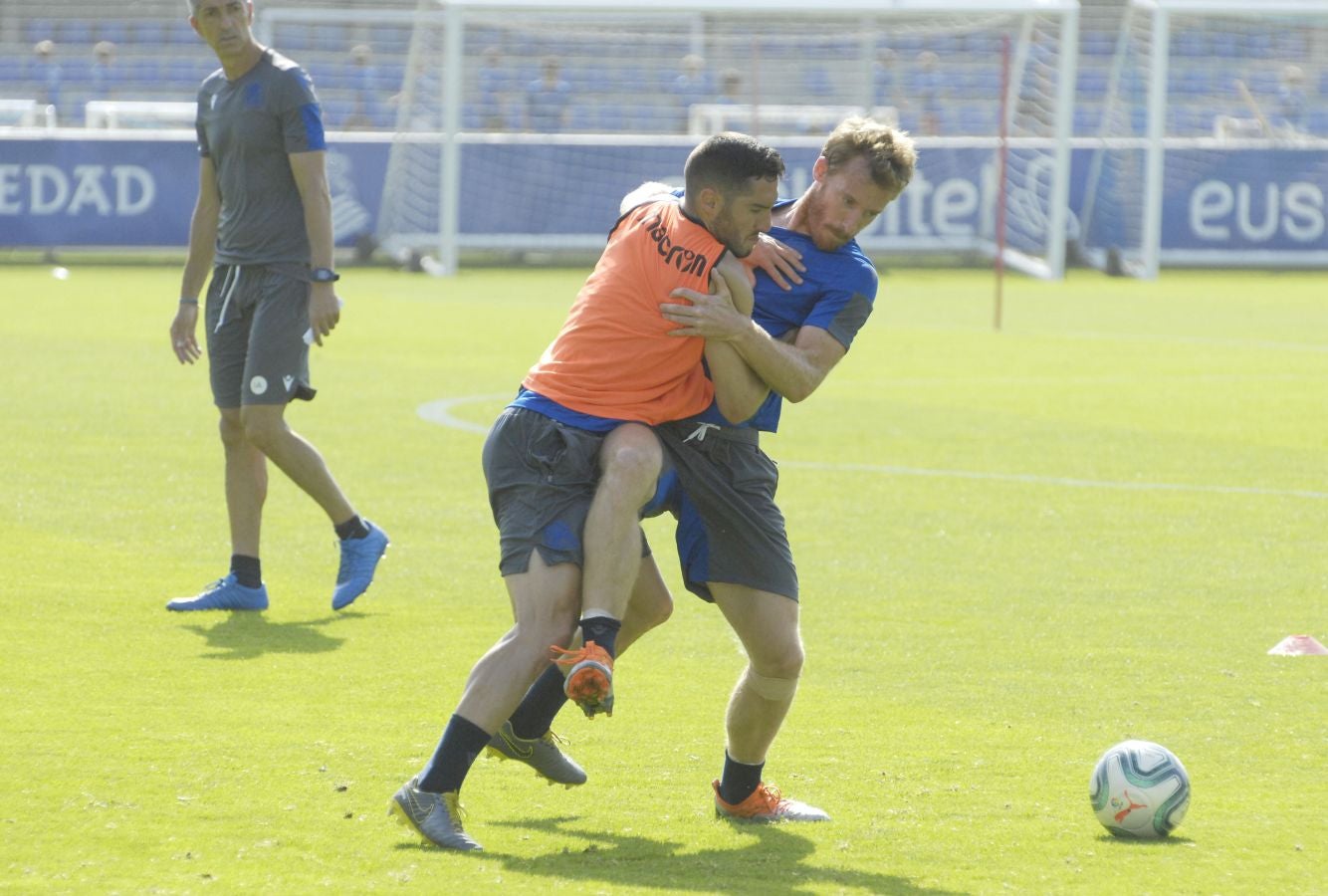 Una sesión que ha durado poco más de una hora bajo un sol de justicia y una temperatura que ha sobrepasado los 30° C. Las novedades de la sesión de trabajo han sido la presencia de Roberto López y la ausencia de Aritz Elustondo.