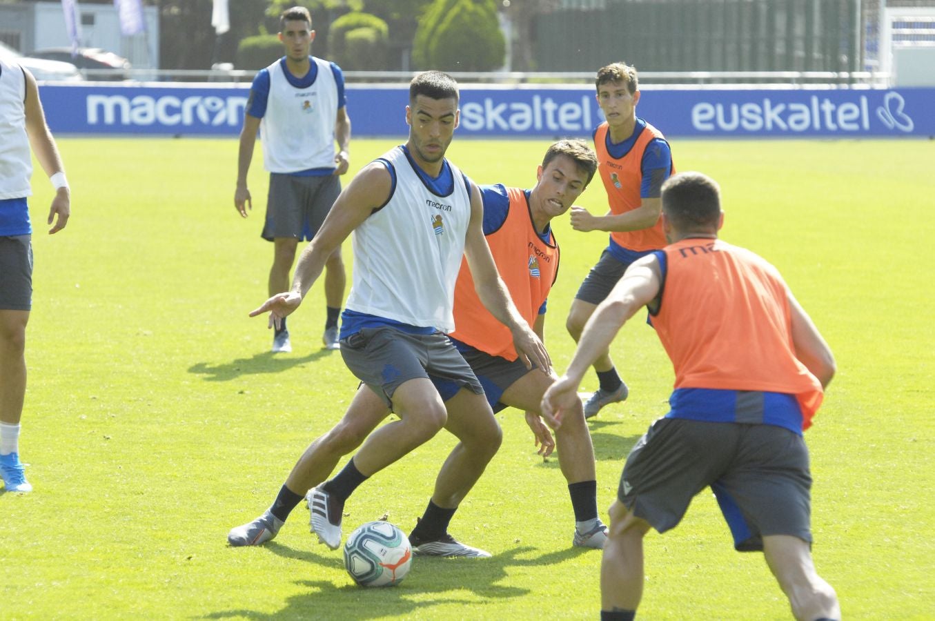 Una sesión que ha durado poco más de una hora bajo un sol de justicia y una temperatura que ha sobrepasado los 30° C. Las novedades de la sesión de trabajo han sido la presencia de Roberto López y la ausencia de Aritz Elustondo.
