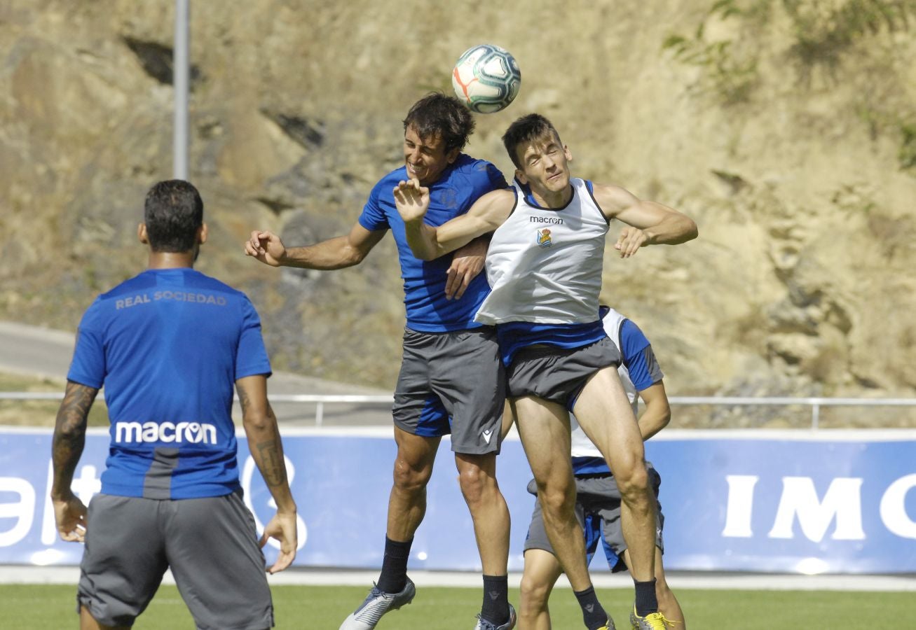 Una sesión que ha durado poco más de una hora bajo un sol de justicia y una temperatura que ha sobrepasado los 30° C. Las novedades de la sesión de trabajo han sido la presencia de Roberto López y la ausencia de Aritz Elustondo.
