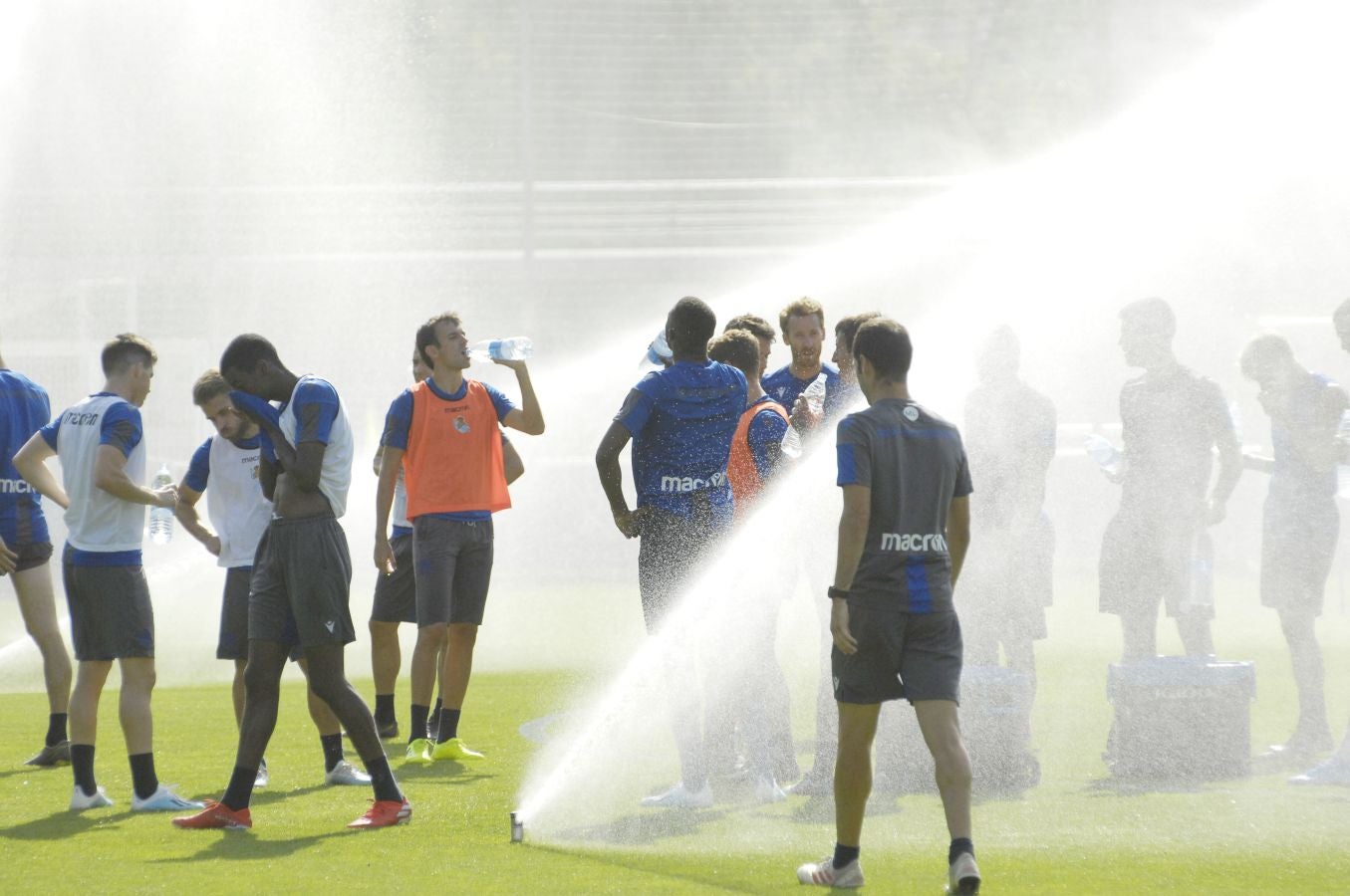 Una sesión que ha durado poco más de una hora bajo un sol de justicia y una temperatura que ha sobrepasado los 30° C. Las novedades de la sesión de trabajo han sido la presencia de Roberto López y la ausencia de Aritz Elustondo.