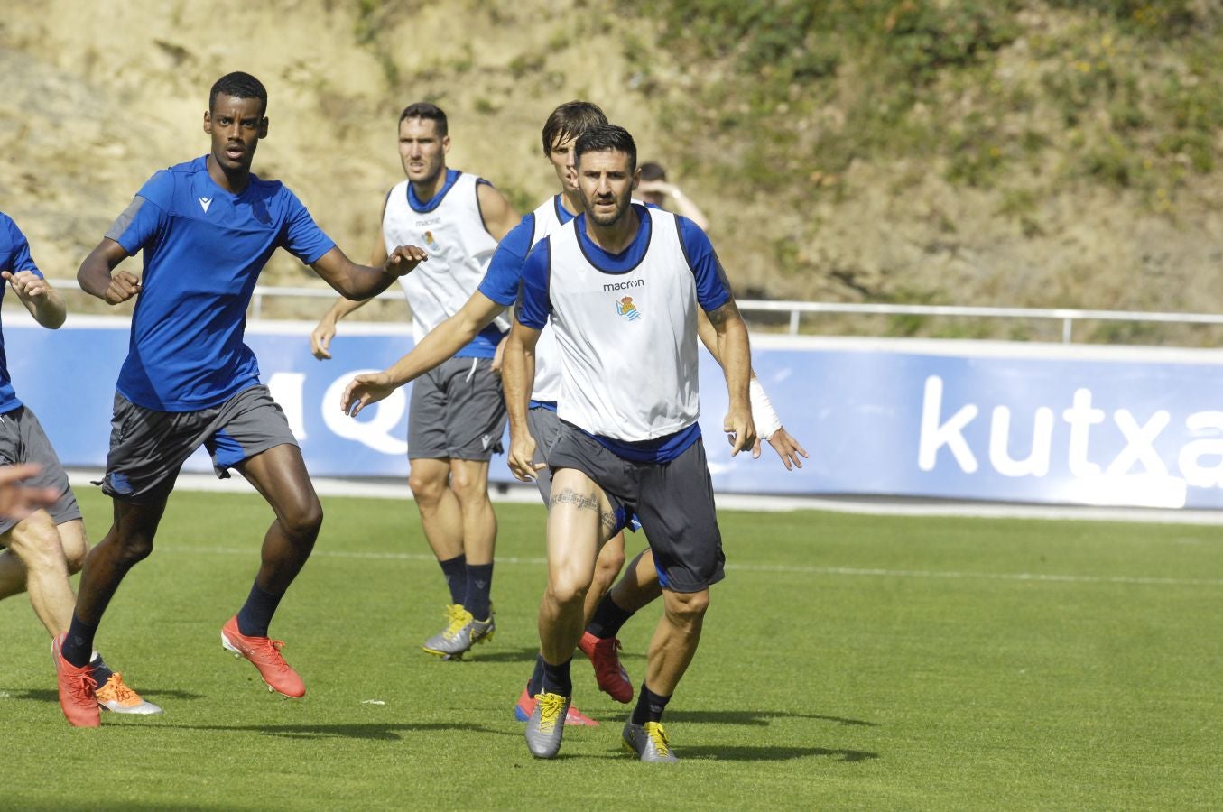 Una sesión que ha durado poco más de una hora bajo un sol de justicia y una temperatura que ha sobrepasado los 30° C. Las novedades de la sesión de trabajo han sido la presencia de Roberto López y la ausencia de Aritz Elustondo.
