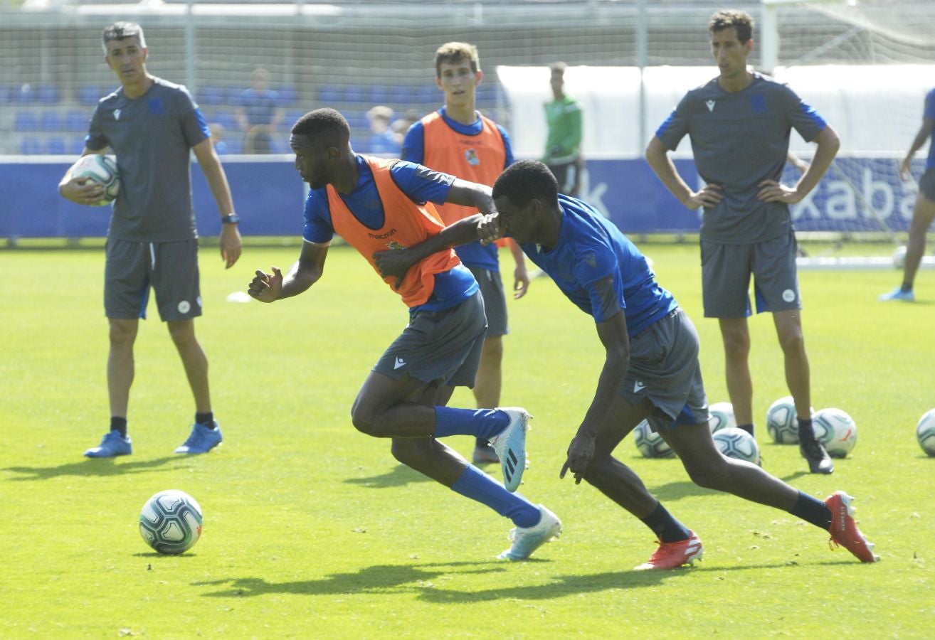 Una sesión que ha durado poco más de una hora bajo un sol de justicia y una temperatura que ha sobrepasado los 30° C. Las novedades de la sesión de trabajo han sido la presencia de Roberto López y la ausencia de Aritz Elustondo.