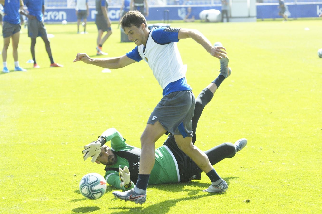 Una sesión que ha durado poco más de una hora bajo un sol de justicia y una temperatura que ha sobrepasado los 30° C. Las novedades de la sesión de trabajo han sido la presencia de Roberto López y la ausencia de Aritz Elustondo.