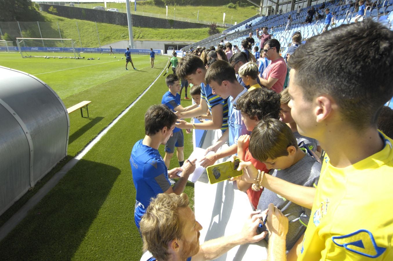 Una sesión que ha durado poco más de una hora bajo un sol de justicia y una temperatura que ha sobrepasado los 30° C. Las novedades de la sesión de trabajo han sido la presencia de Roberto López y la ausencia de Aritz Elustondo.