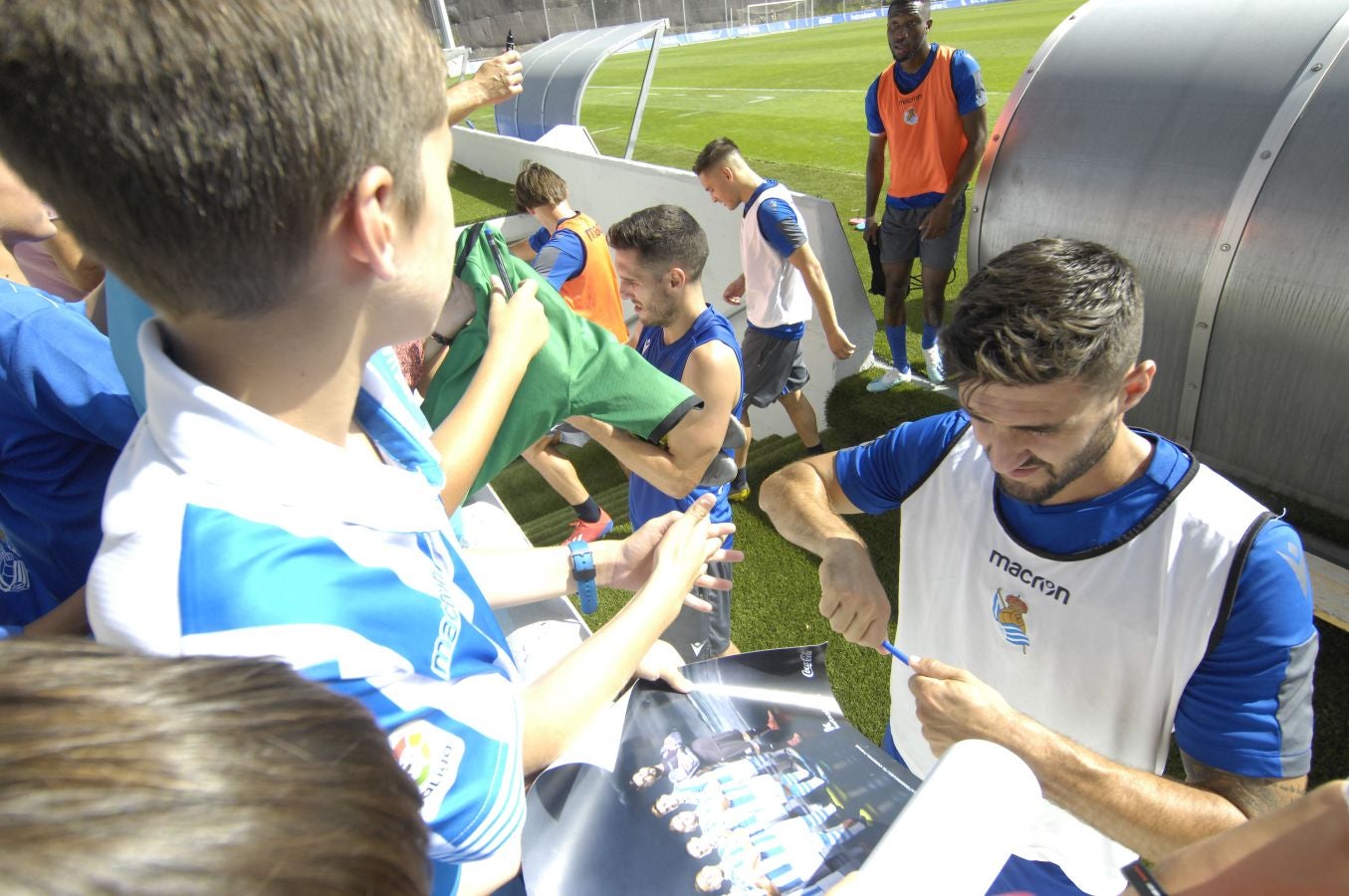 Una sesión que ha durado poco más de una hora bajo un sol de justicia y una temperatura que ha sobrepasado los 30° C. Las novedades de la sesión de trabajo han sido la presencia de Roberto López y la ausencia de Aritz Elustondo.