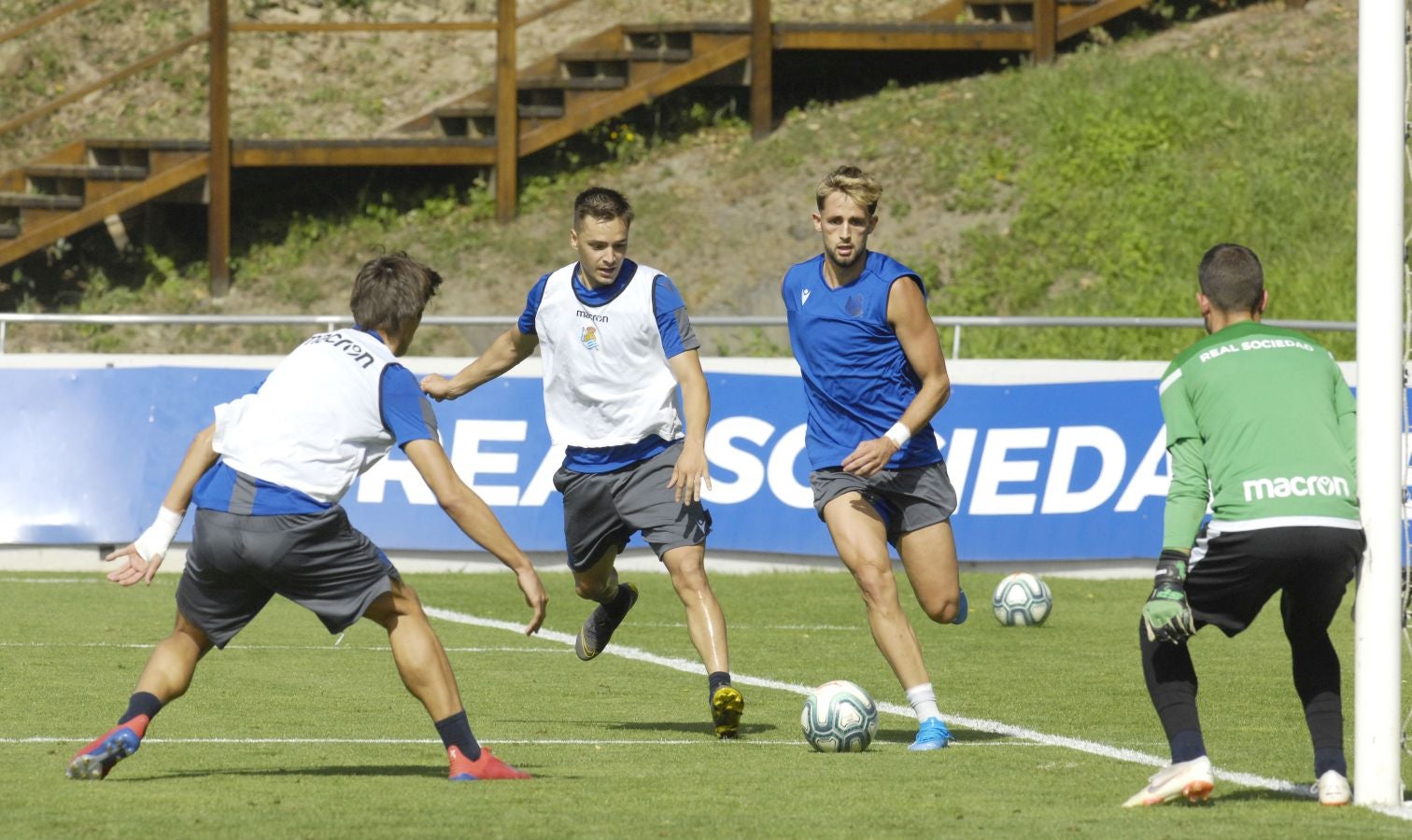 Una sesión que ha durado poco más de una hora bajo un sol de justicia y una temperatura que ha sobrepasado los 30° C. Las novedades de la sesión de trabajo han sido la presencia de Roberto López y la ausencia de Aritz Elustondo.