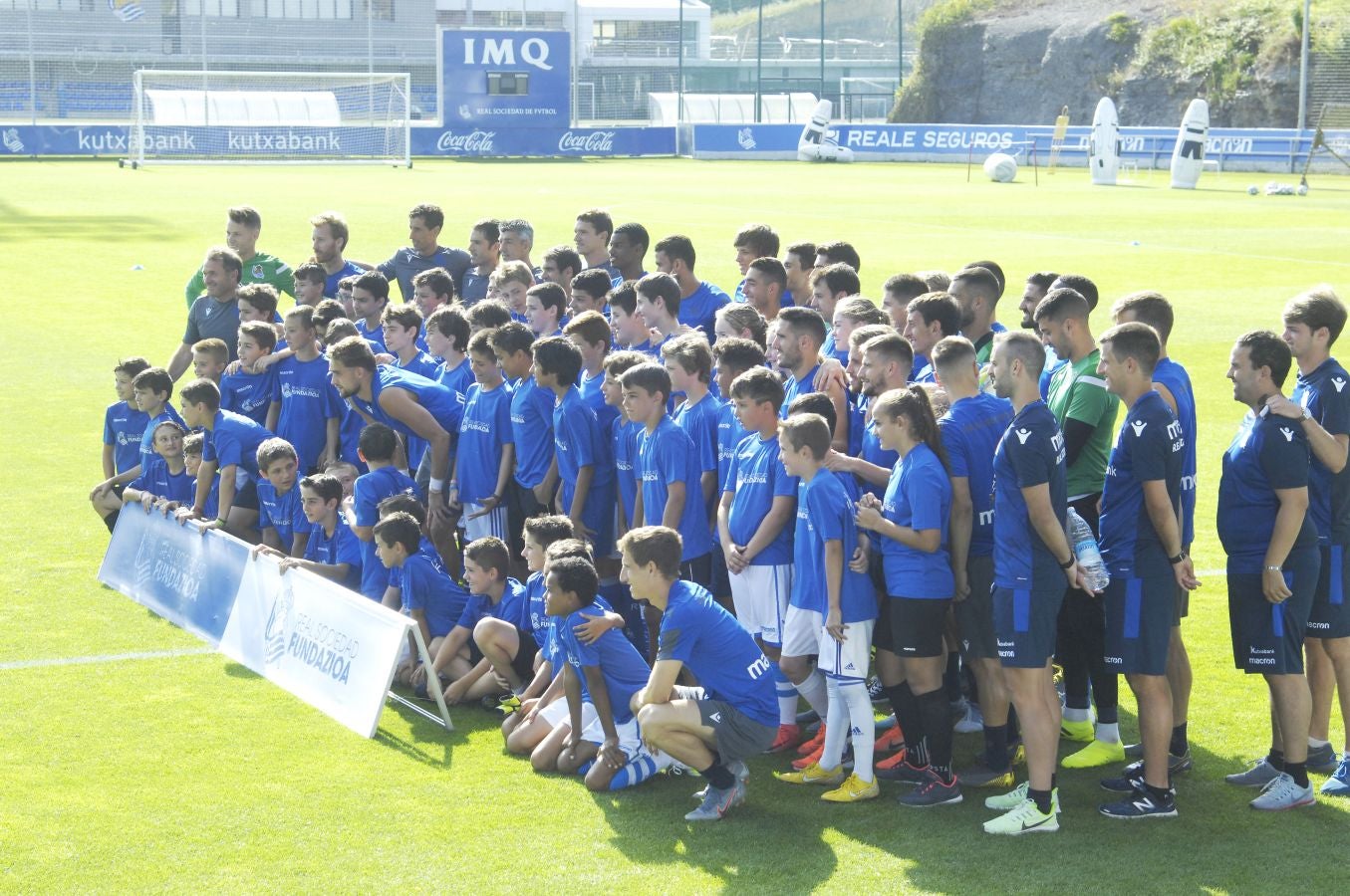 Una sesión que ha durado poco más de una hora bajo un sol de justicia y una temperatura que ha sobrepasado los 30° C. Las novedades de la sesión de trabajo han sido la presencia de Roberto López y la ausencia de Aritz Elustondo.