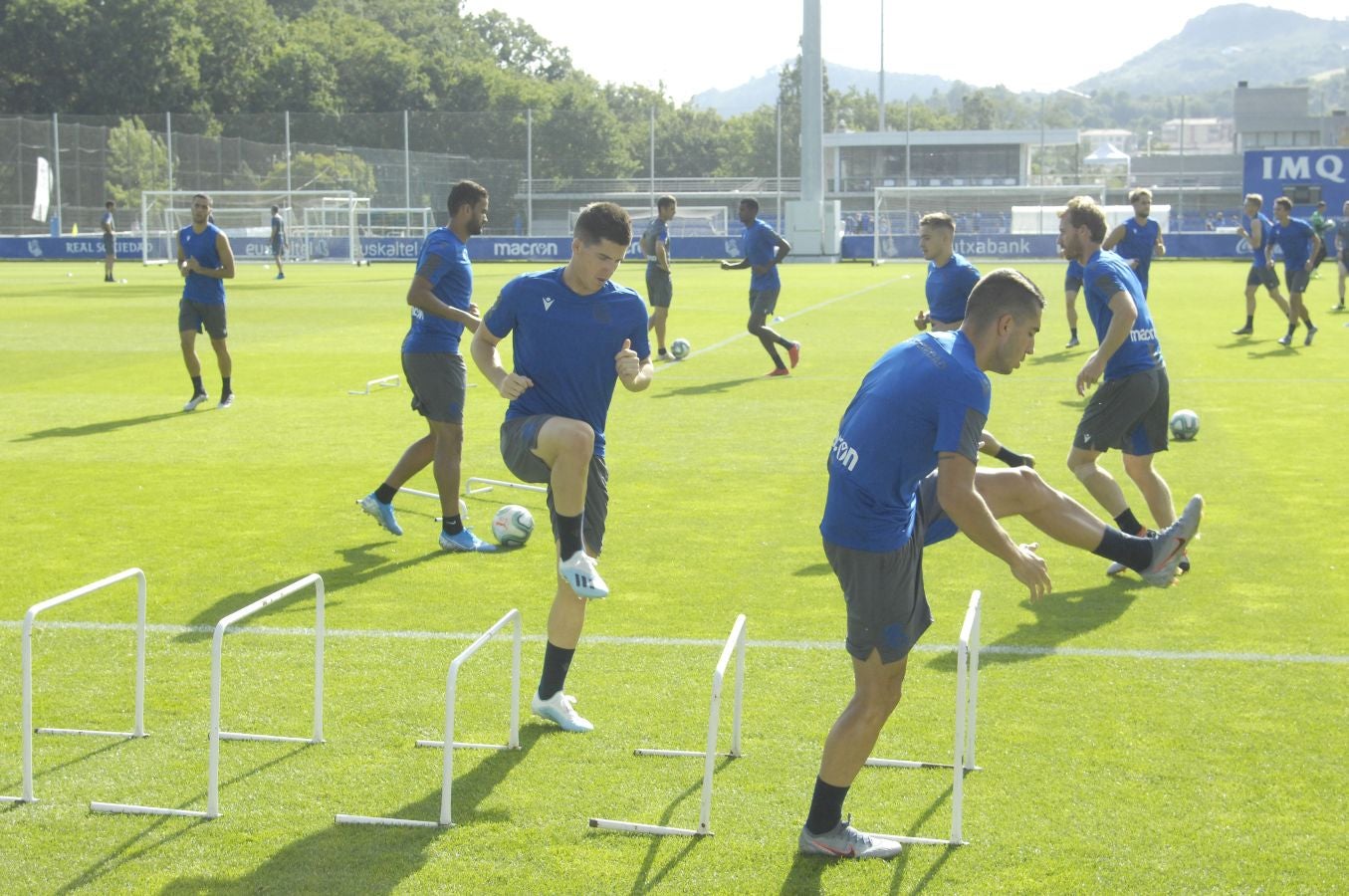Una sesión que ha durado poco más de una hora bajo un sol de justicia y una temperatura que ha sobrepasado los 30° C. Las novedades de la sesión de trabajo han sido la presencia de Roberto López y la ausencia de Aritz Elustondo.