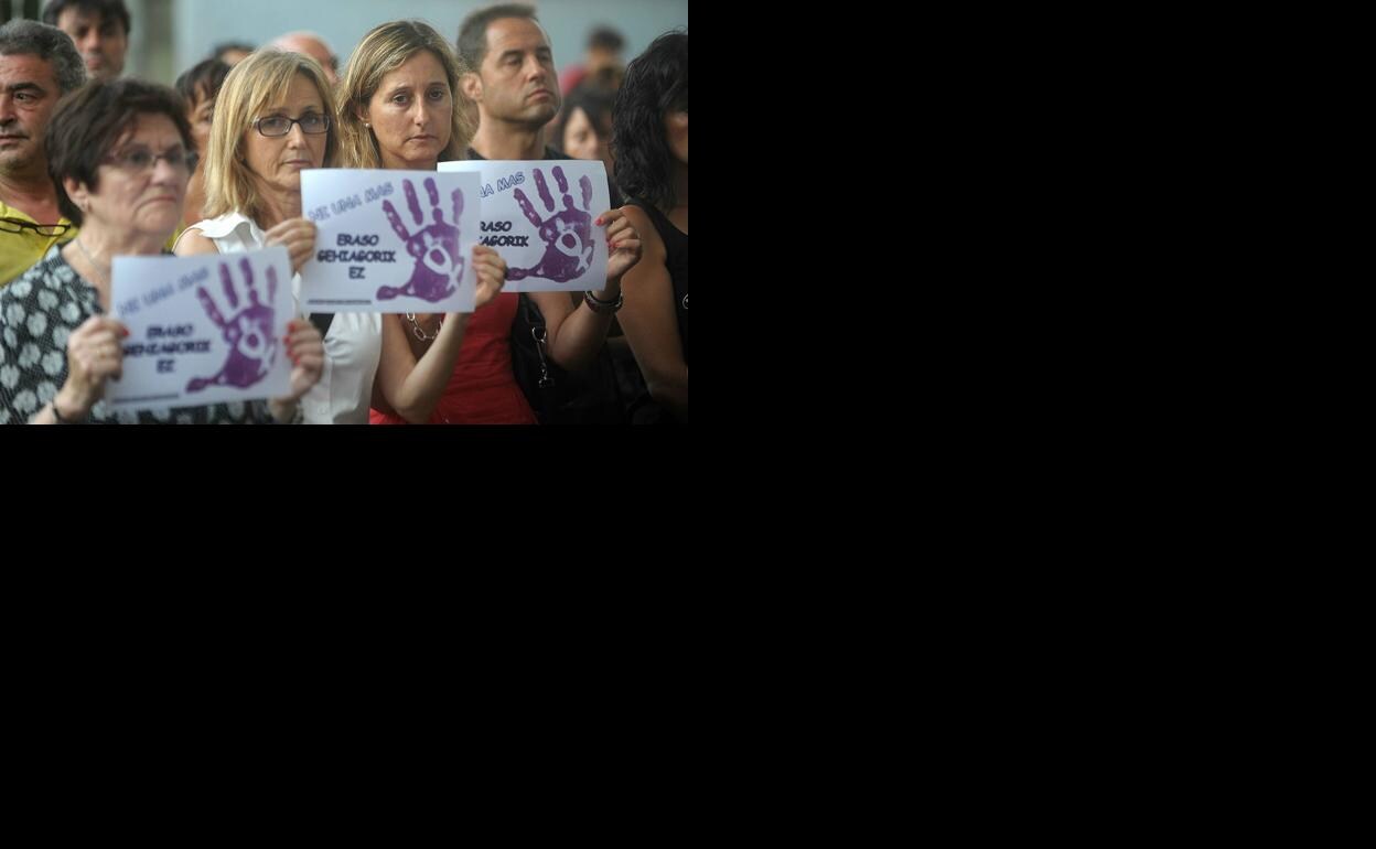 Un grupo de personas porta carteles durante una concentración anterior de otra agresión. 