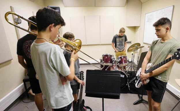 Imagen principal - Txikijazz Big Band: Despedida de los jóvenes leones del jazz