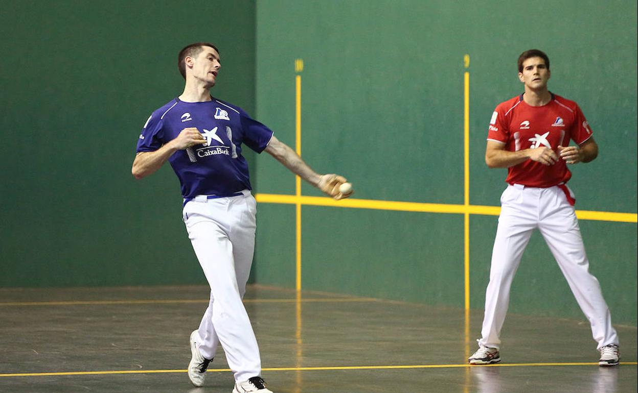 Rezusta golpea la pelota el martes en Errenteria.