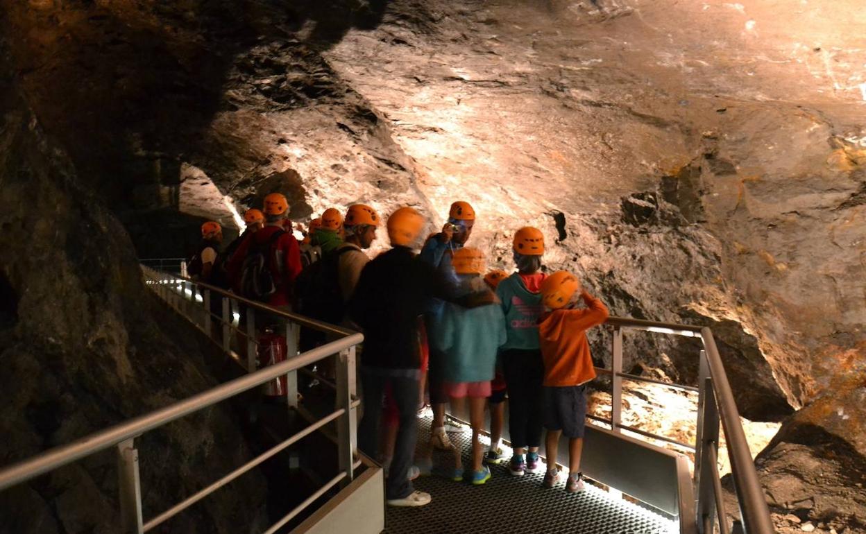 Arditurriko meategian barrena bisita Mertxe Urteaga teknikari arkeologoarekin