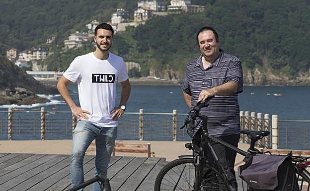 Mikel Izurieta y Oscar Padura posan junto a sus transportes eléctricos en el Paseo Nuevo de Donostia