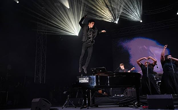 Jamie Cullum salta desde el piano. 