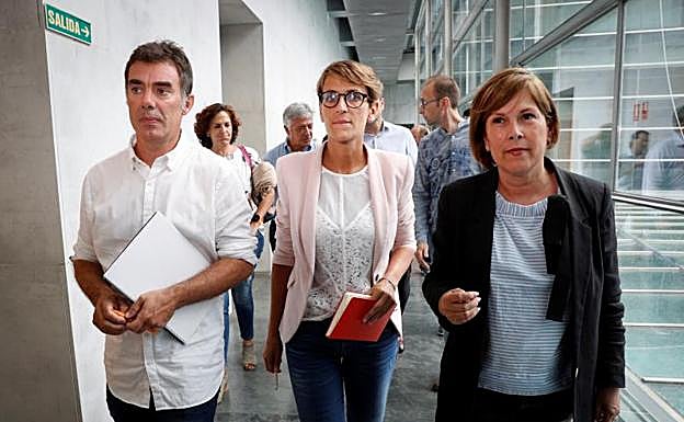 Eduardo Santos (Podemos), María Chivite (PSN) y Uxue Barkos (Geroa Bai), tras sellar el acuerdo de gobierno en Navarra..