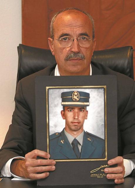 Imagen - Antonio Salvà, con el retrato de su hijo Antonio.