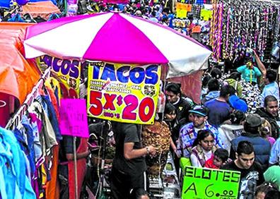Imagen secundaria 1 - Postales. Daniel Giménez Cacho, en su 'Safari' por Tepito. Vista de los 'tianguis'. Alfonso Hernández con la ya fallecida doña Queta, encargada de la Santa Muerte.