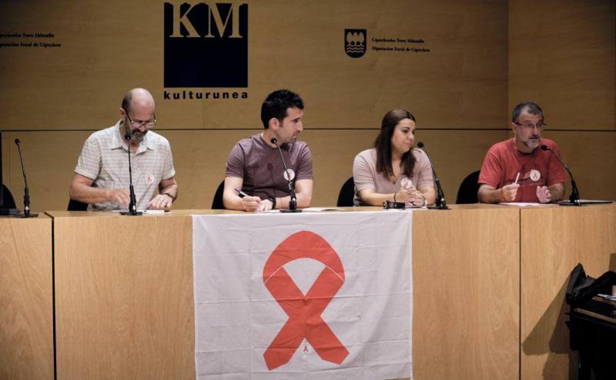 Varios integrantes de Harribeltza durante la presentación de la campaña de prevención antisida. 