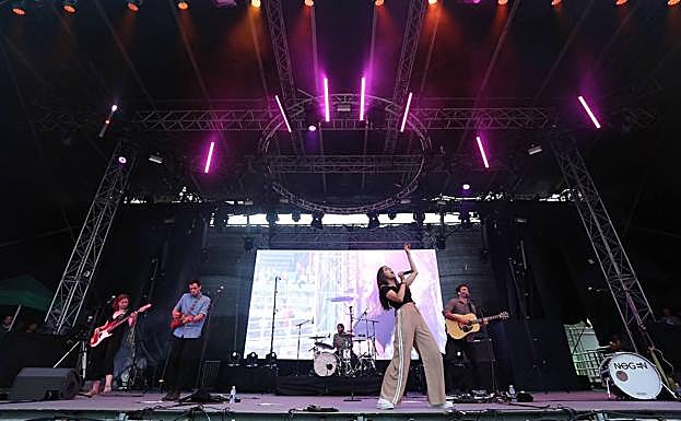 Los donostiarras Nøgen durante su concierto en La Zurriola. Su cantante, Eider Saez, trasladó toda su energía al público. 