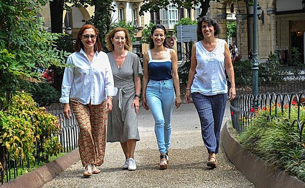 Las cuatro voluntarias animan a colaborar en programas de acompañamiento con entidades guipuzcoanas. 