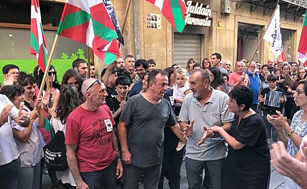 Xabier Ugarte, el tercero por la izquierda, es aclamado por cientos de personas a su llegada a Oñati el pasado domingo.