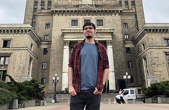 Lander Martínez posa delante de un palacio en Varsovia. 