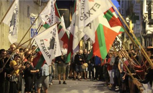a bienvenida ofrecida a Aitor Zelaia la noche del lunes en el casco viejo de Vitoria.