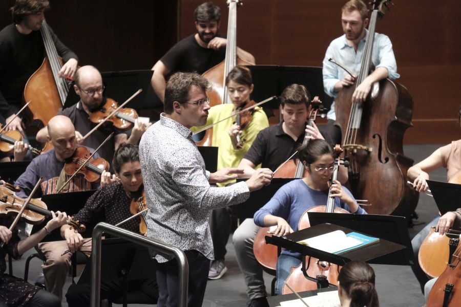 Jakub Hrusa en el ensayo de este jueves con la Mahler Chamber Orchestra. 