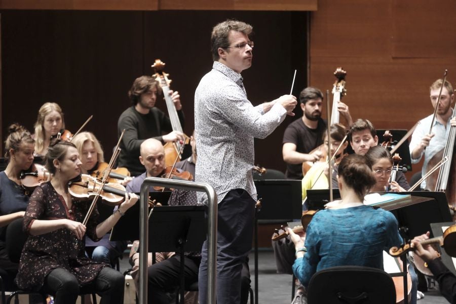 Jakub Hrusa en el ensayo de este jueves con la Mahler Chamber Orchestra. 