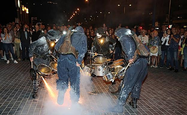 El espectáculo callejero de teatro, percusión y pirotecnia, a cargo del grupo Deabru Beltzak.