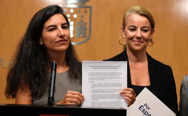 La portavoz de Vox en la Comunidad de Madrid, Rocío Monasterio, muestra el documento.