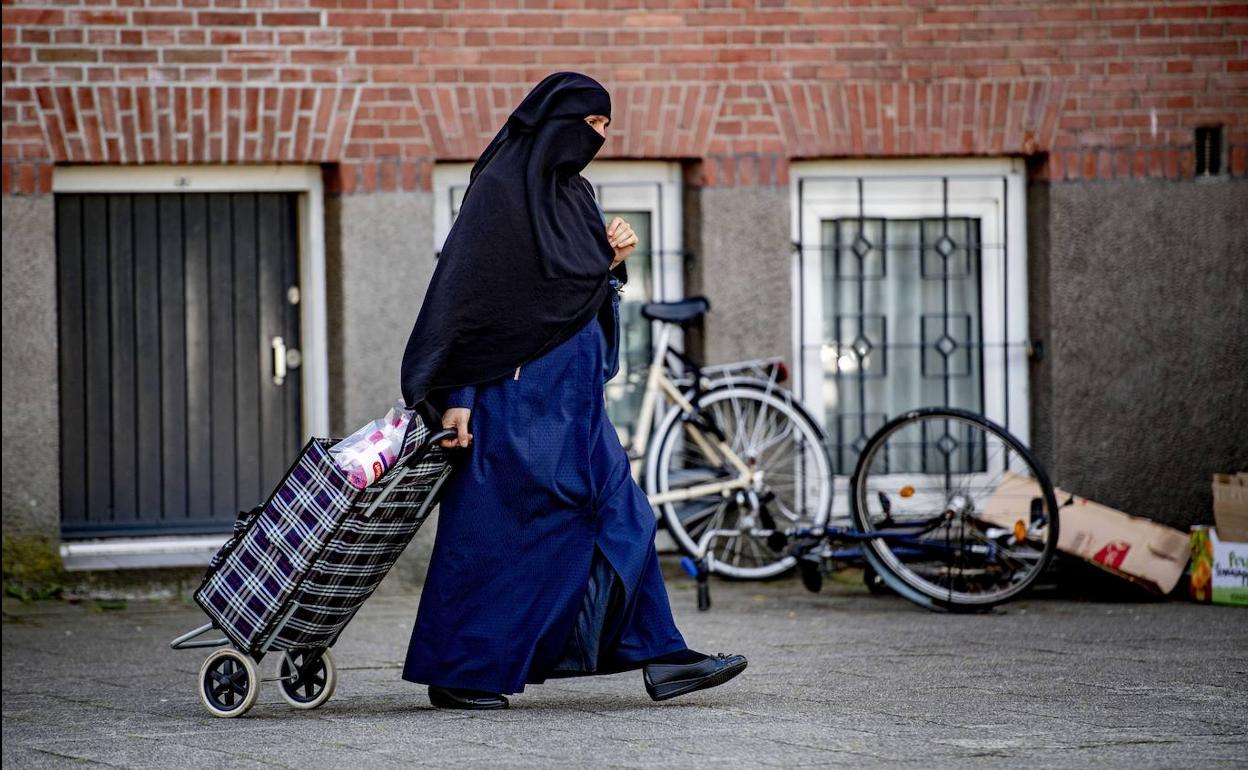 Una mujer va a la compra vestida con nicab, en Rotterdam (Holanda).