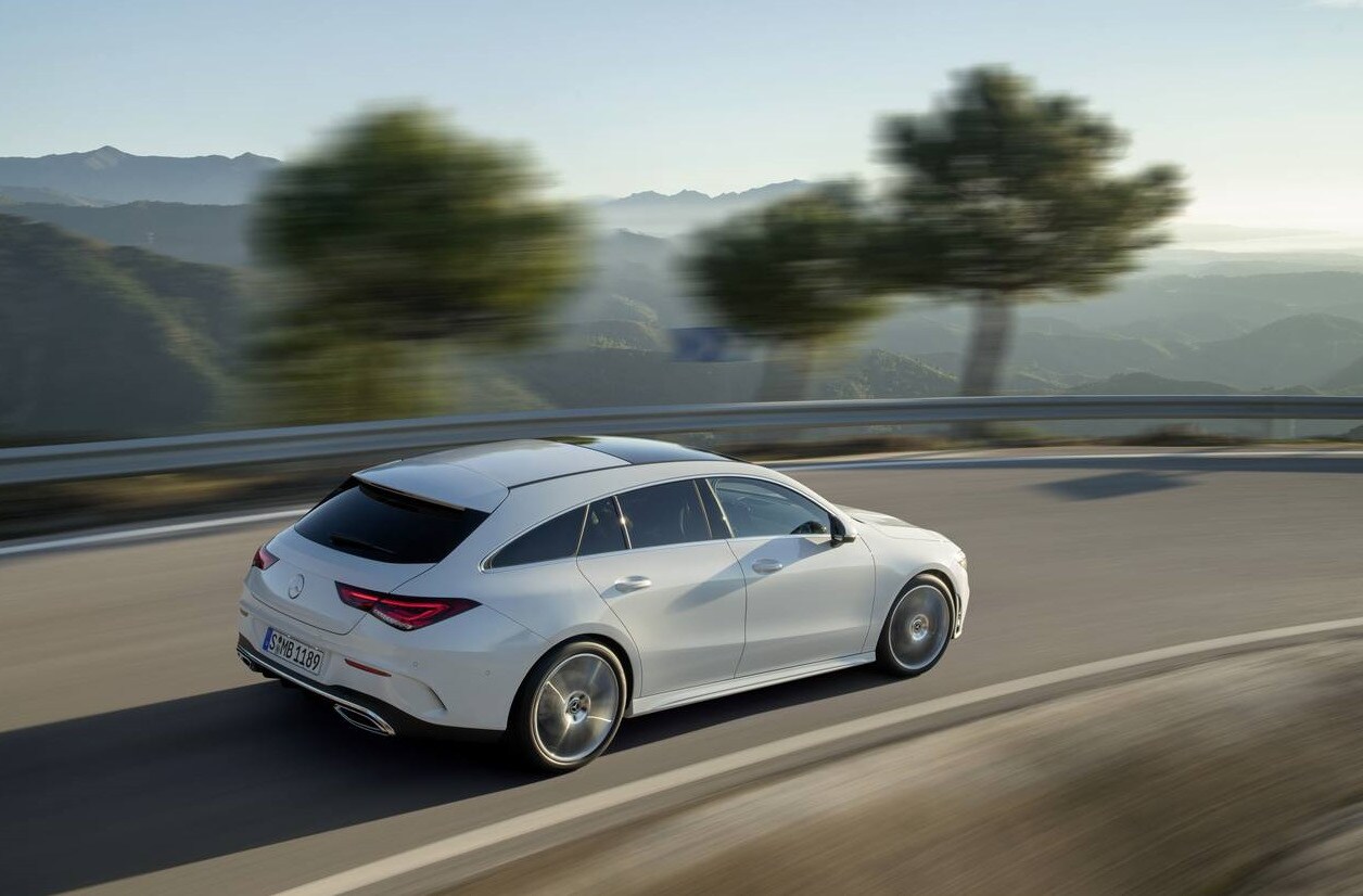 Mercedes acaba de anunciar la próxima comercialización del CLA Shooting Brake, el práctico, deportivo y familiar modelo de la marca de la estrella. La gama se compone de tres versiones gasolina y dos diésel. Los precios arrancan desde 32.550 euros.