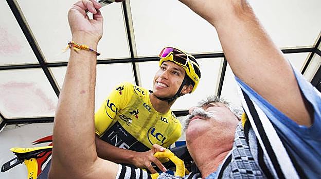 Egan Bernal se saca una foto con un aficionado en el critérium de Chaam, en Holanda, el miércoles.