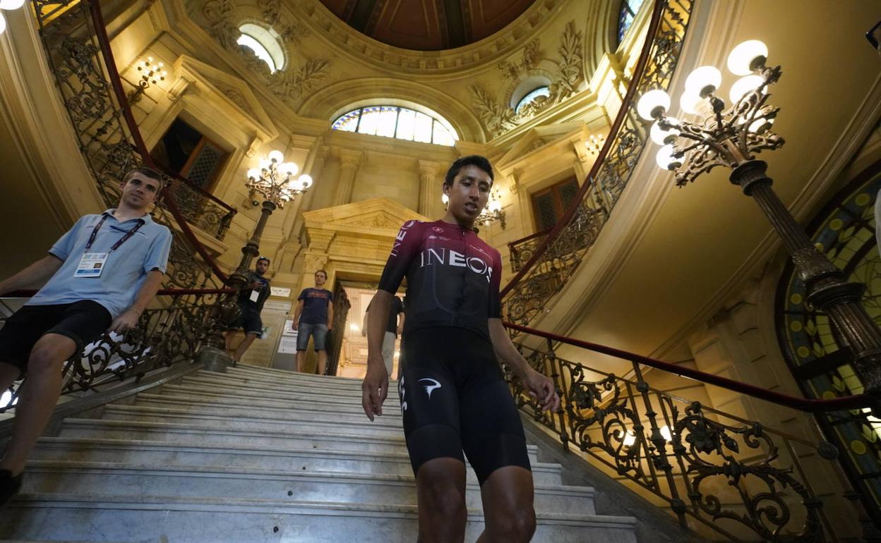 Egan Bernal en el Ayuntamiento de San Sebastián tras dar una rueda de prensa. 