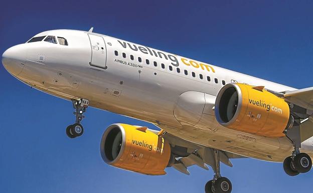 El nuevo modelo de Vueling A320-neo que ayer comenzó a operar en Hondarribia.